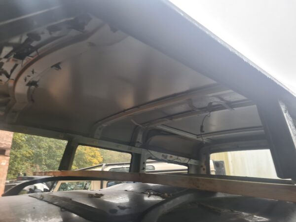 discovery 1 300 Tdi dak zonder zonnedaken en roofbars kleur wit geen roest