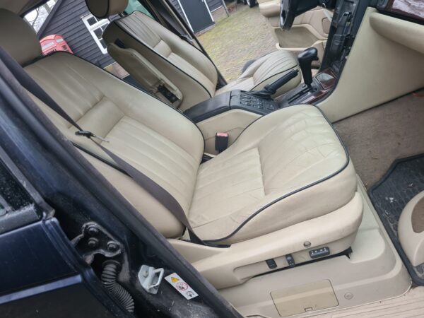 range rover P38 4.0 V8 automaat HSE bouwjaar 1999 kleur blauw met electrische stoelen beige leer