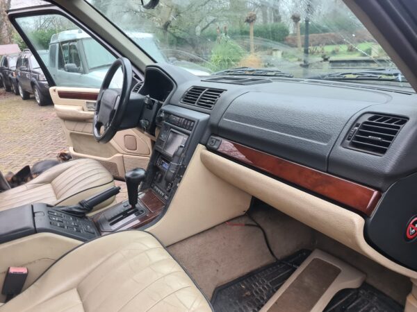 range rover P38 4.0 V8 automaat HSE bouwjaar 1999 kleur blauw met electrische stoelen beige leer