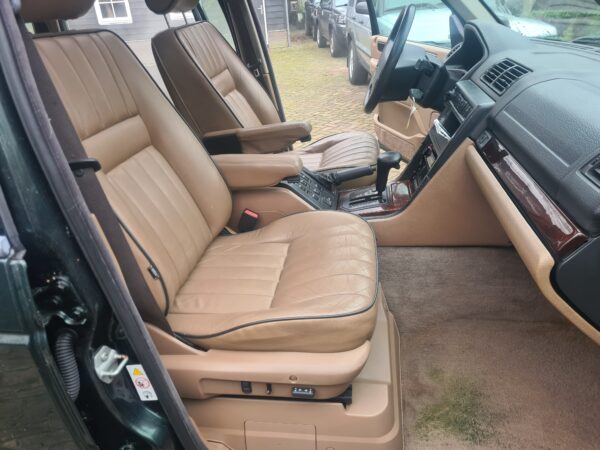 range rover P38 4.0 V8 automaat HSE bouwjaar 1999 kleur groen met electrische stoelen moka beige leer en terreinbanden