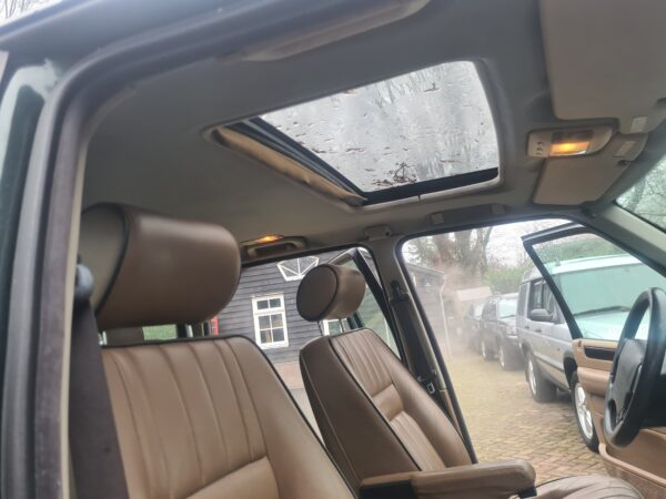range rover P38 4.0 V8 automaat HSE bouwjaar 1999 kleur groen met electrische stoelen moka beige leer en terreinbanden