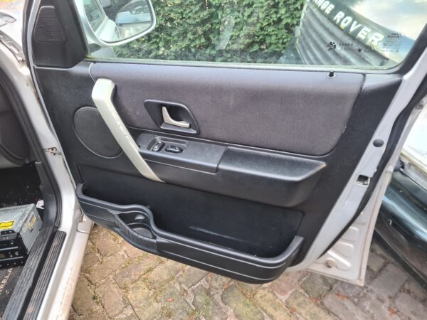 freelander 1 L314 2.5 V6 benzine automaat station wagon uit 2004 met zwart leer kleur zilver/grijs