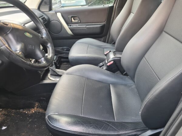 freelander 1 L314 2.5 V6 benzine automaat station wagon uit 2004 met zwart leer kleur zilver/grijs