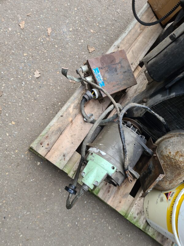 Series 2.25 diesel motor 3 x gelagerd met luchtfilter , radiateur , extra olie koeler , dynamo en startmotor 24 volt