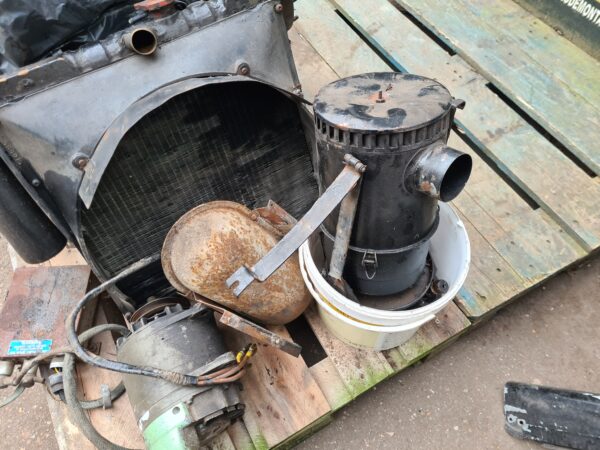 Series 2.25 diesel motor 3 x gelagerd met luchtfilter , radiateur , extra olie koeler , dynamo en startmotor 24 volt
