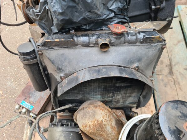 Series 2.25 diesel motor 3 x gelagerd met luchtfilter , radiateur , extra olie koeler , dynamo en startmotor 24 volt