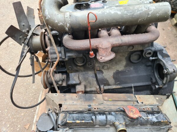 Series 2.25 diesel motor 3 x gelagerd met luchtfilter , radiateur , extra olie koeler , dynamo en startmotor 24 volt