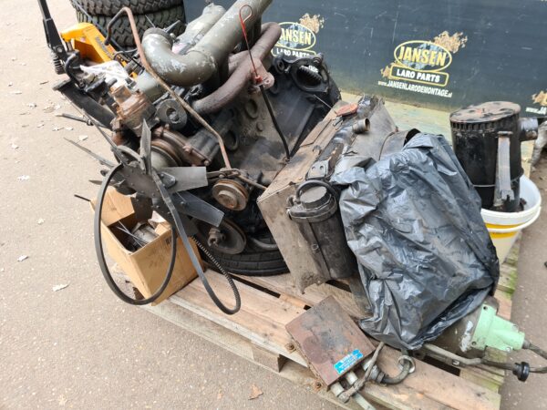 Series 2.25 diesel motor 3 x gelagerd met luchtfilter , radiateur , extra olie koeler , dynamo en startmotor 24 volt