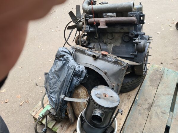 Series 2.25 diesel motor 3 x gelagerd met luchtfilter , radiateur , extra olie koeler , dynamo en startmotor 24 volt