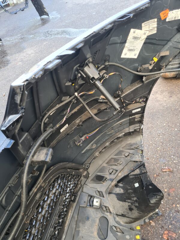 range rover Velar L560 voorbumper kaal kleur zwart santorini Black met 6x pdc, koplampsproeiers, camera , sleepoog cover en kabelboom , geen mistlamp voorbereiding model 2021