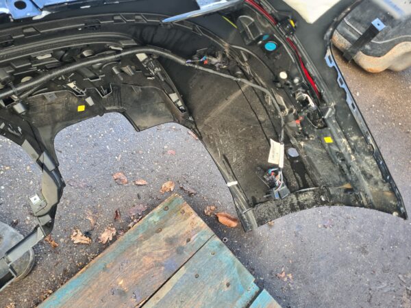 range rover Velar L560 voorbumper kaal kleur zwart santorini Black met 6x pdc, koplampsproeiers, camera , sleepoog cover en kabelboom , geen mistlamp voorbereiding model 2021