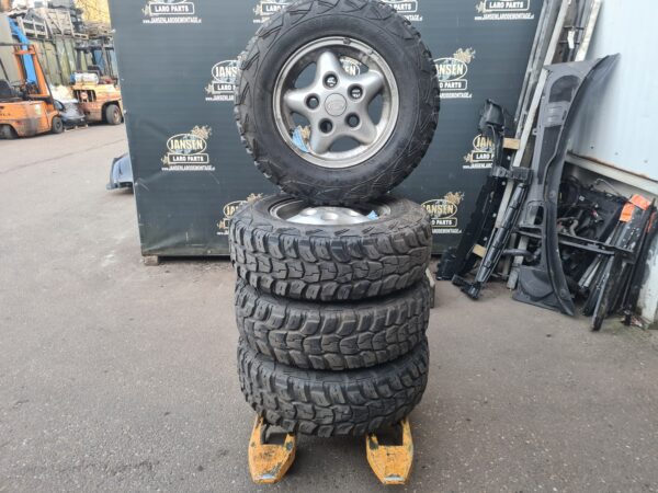 Banden set met velgen voor Range Rover Classic / Discovery 1 / defender L316 / TORNADO ( freestyle ) velgen 4x met Kumo Road Venture MT 225x75xR16"