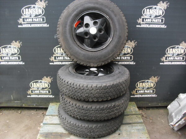 Banden set met velgen voor Range Rover Classic / Discovery 1 / defender L316 / series velg 7j x 16" LM 5 spaaks kleur zwart 4x met Goodyear Wrangler Radial 7.50 x 16"