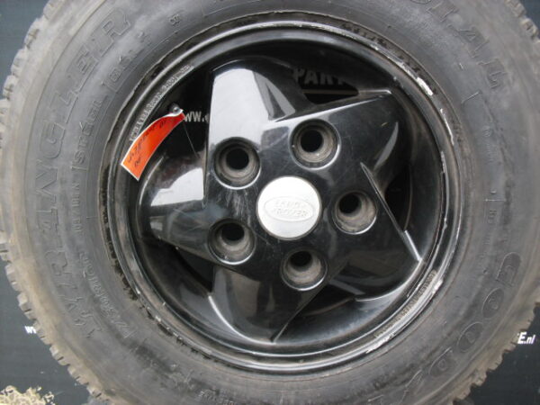 Banden set met velgen voor Range Rover Classic / Discovery 1 / defender L316 / series velg 7j x 16" LM 5 spaaks kleur zwart 4x met Goodyear Wrangler Radial 7.50 x 16"