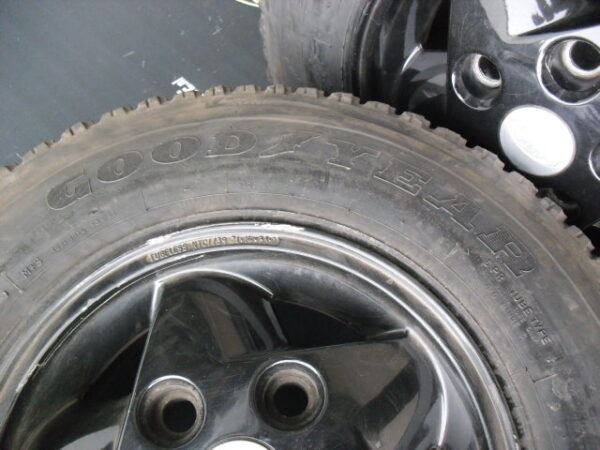 Banden set met velgen voor Range Rover Classic / Discovery 1 / defender L316 / series velg 7j x 16" LM 5 spaaks kleur zwart 4x met Goodyear Wrangler Radial 7.50 x 16"
