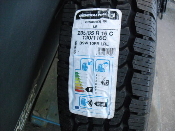 Band met velg type boost 1 stuk met general grabber tr 235x85x16" band en velg zijn nieuw