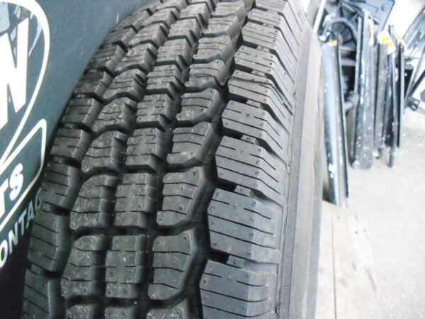 Band met velg type boost 1 stuk met general grabber tr 235x85x16" band en velg zijn nieuw