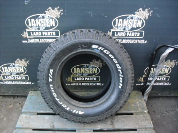 Band met velg type boost 1 stuk met general grabber tr 235x85x16" band en velg zijn nieuw