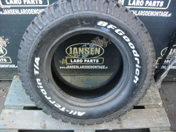 Band met velg type boost 1 stuk met general grabber tr 235x85x16" band en velg zijn nieuw