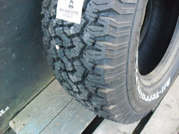 Band met velg type boost 1 stuk met general grabber tr 235x85x16" band en velg zijn nieuw