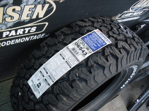 Band met velg type boost 1 stuk met general grabber tr 235x85x16" band en velg zijn nieuw