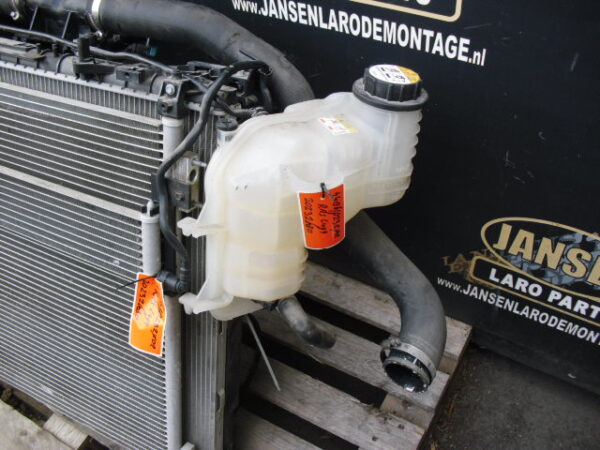Range Rover Sport L494 LHD motor 3.0 TDV6 ,8 traps automaat ZF8hp70 4WD, model 2015 Radiateurpack met Radiateur met Koelfan huis , airco condendor, brandstofkoeler , Exspansie vatje , thermostaathuis en diverse slangen.