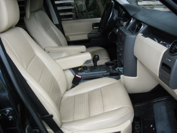 discovery 3 4.4 V8 automaat 7 persoons kleur blauw met beige leer bouwjaar 2005