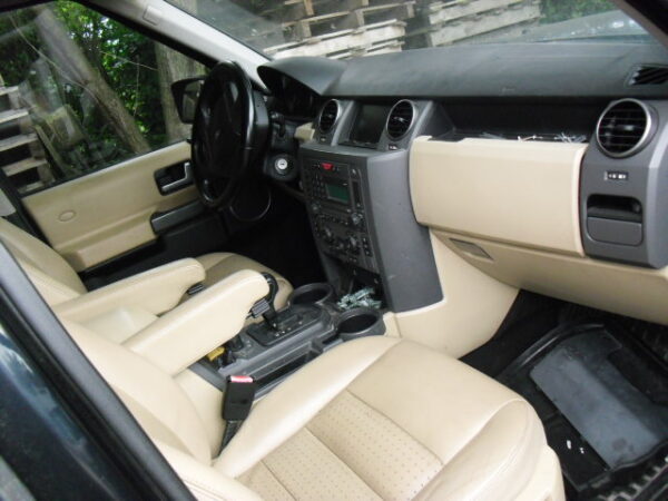 discovery 3 4.4 V8 automaat 7 persoons kleur blauw met beige leer bouwjaar 2005