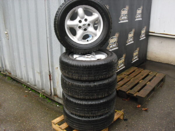 freelander 1 L314 velgen set 16" 5 stuks type freedom 5 spaaks model tot 2000 met Vredestein ultrac banden 215x65x16" reserve is micheline xpc let op zonder wielhartjes.