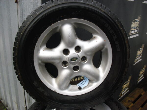 freelander 1 L314 velgen set 16" 5 stuks type freedom 5 spaaks model tot 2000 met Vredestein ultrac banden 215x65x16" reserve is micheline xpc let op zonder wielhartjes.