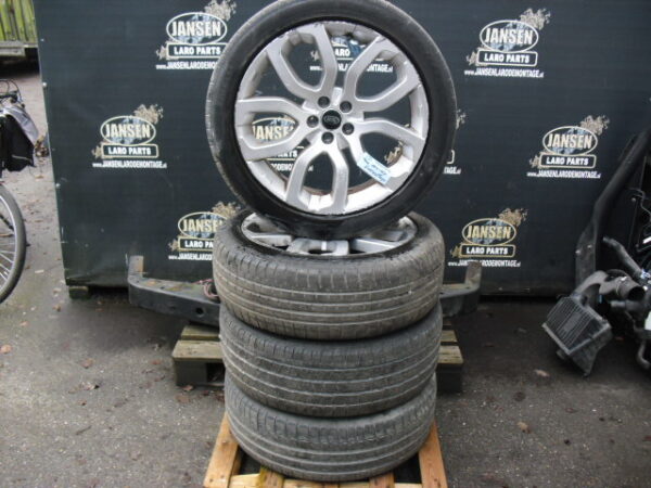 Discovery Sport L550 / Range Rover Evoque L538 + L551 en freelander 2 L359 set banden met velgen Silver Sparkle 20"x 8J banden 245x45x20" pirelli P Zero