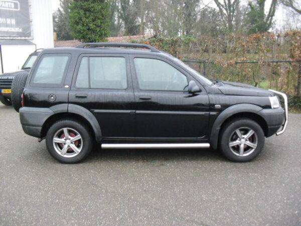 freelander 1 L314 1800cc handgeschakeld met zwarte leren stoelen met Alcantara , stationwagon kleur zwart Java Black ( 697 ) bouwjaar 2003