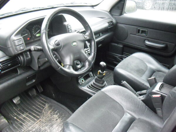 freelander 1 L314 1800cc handgeschakeld met zwarte leren stoelen met Alcantara , stationwagon kleur zwart Java Black ( 697 ) bouwjaar 2003