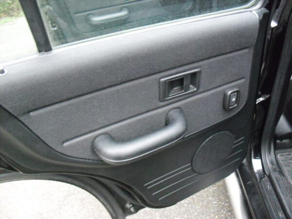 freelander 1 L314 1800cc handgeschakeld met zwarte leren stoelen met Alcantara , stationwagon kleur zwart Java Black ( 697 ) bouwjaar 2003