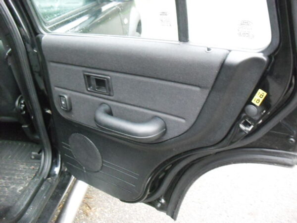 freelander 1 L314 1800cc handgeschakeld met zwarte leren stoelen met Alcantara , stationwagon kleur zwart Java Black ( 697 ) bouwjaar 2003