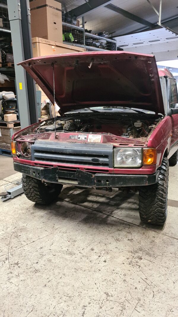 discovery 1 2 deurs 3.5 V8 Handgeschakeld kleur rood met zware achterbumper en lierbumper staal