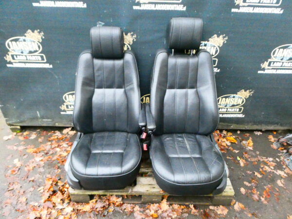 Range Rover L322 set stoelen voor+achter zwart leer met displayscherm in hoofdsteunen
