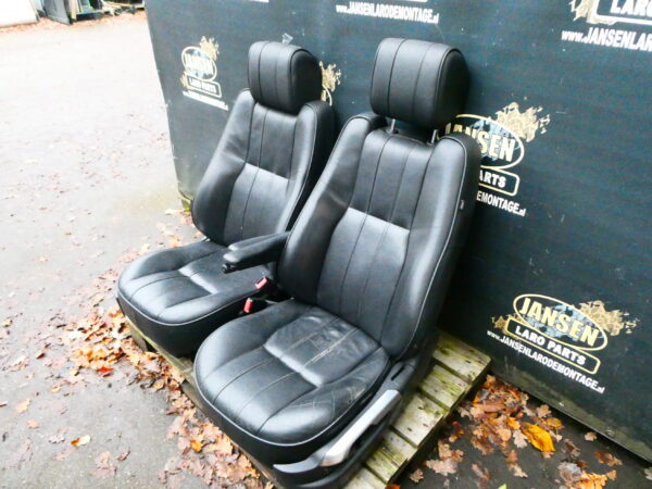 Range Rover L322 set stoelen voor+achter zwart leer met displayscherm in hoofdsteunen