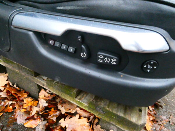 Range Rover L322 set stoelen voor+achter zwart leer met displayscherm in hoofdsteunen