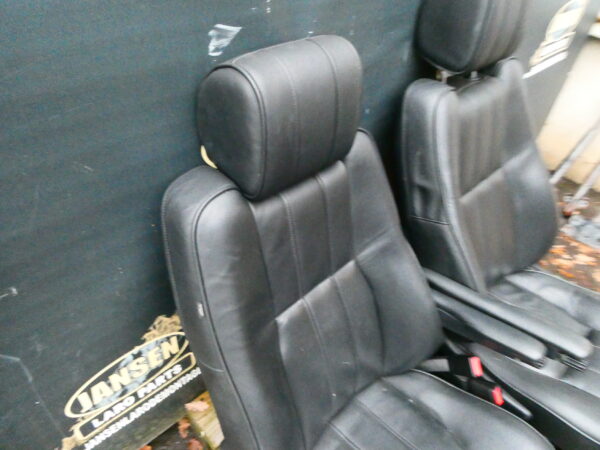 Range Rover L322 set stoelen voor+achter zwart leer met displayscherm in hoofdsteunen