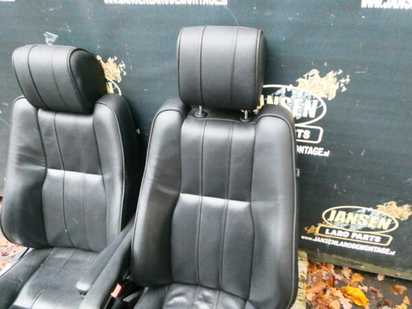 Range Rover L322 set stoelen voor+achter zwart leer met displayscherm in hoofdsteunen